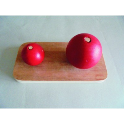 boules rouges sur tiges verticales