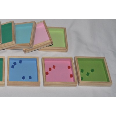 Lot de 13 boites aux couleurs de la table hiérarchique